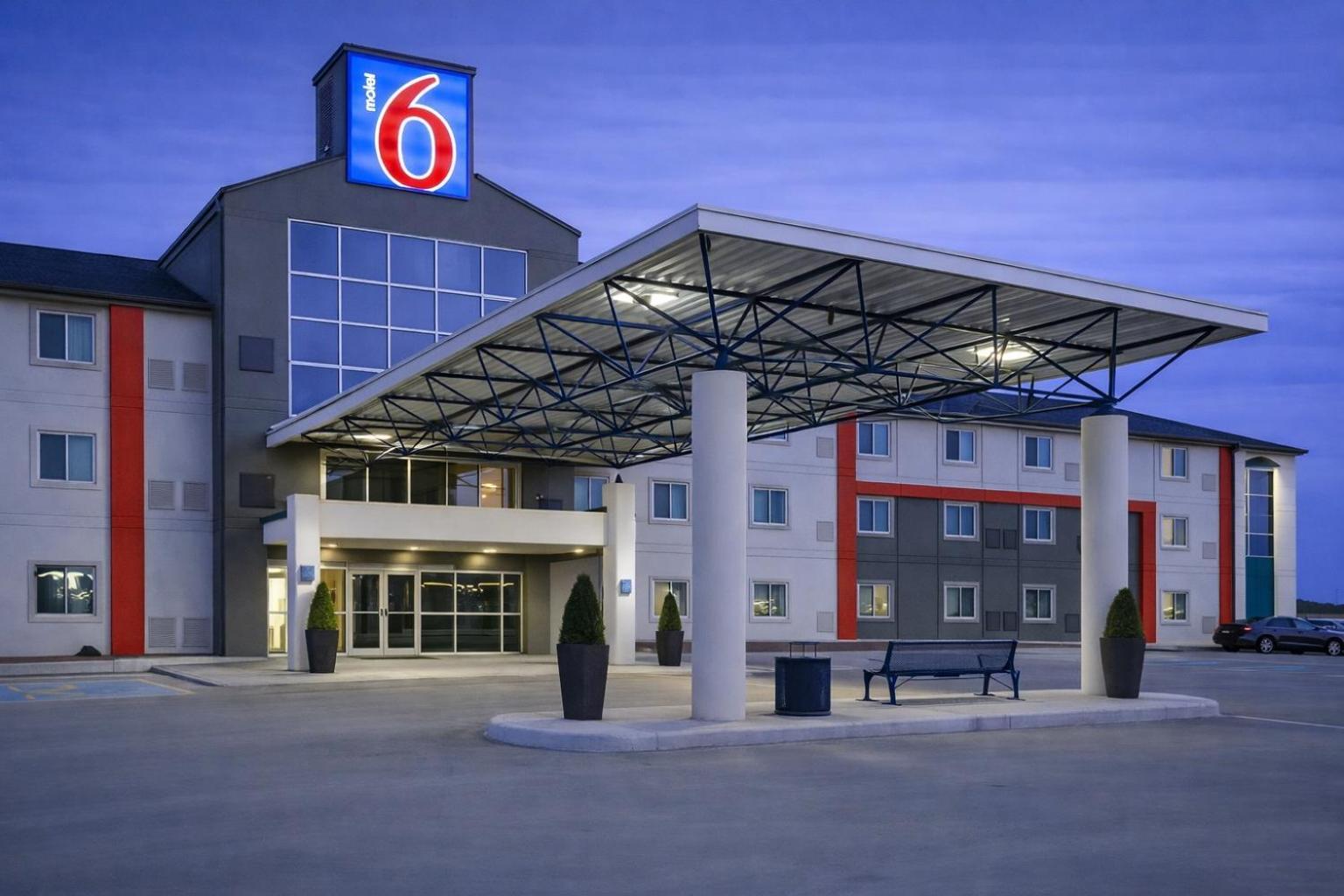5 Airport Hotels Near Modern Cafe and Billiards Worth Booking