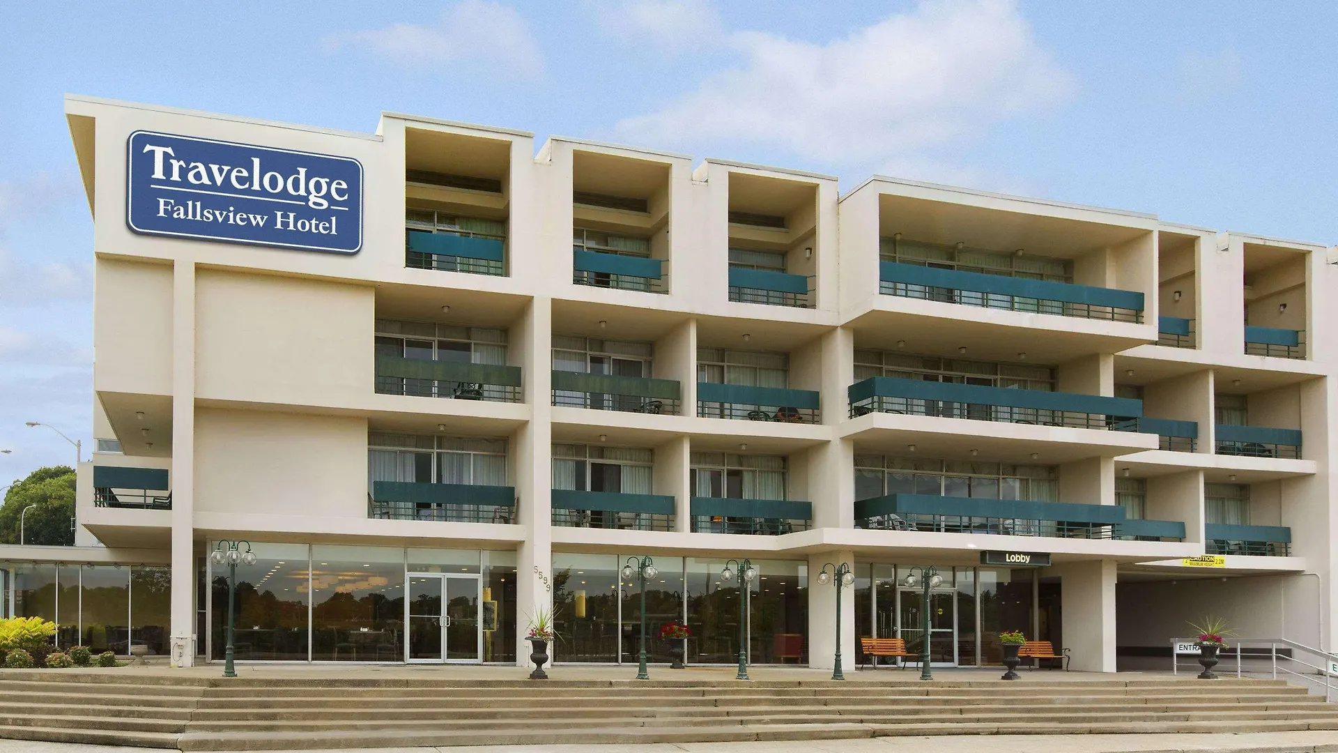 5 Central Hotels in Clifton Hill for Easy Niagara Access