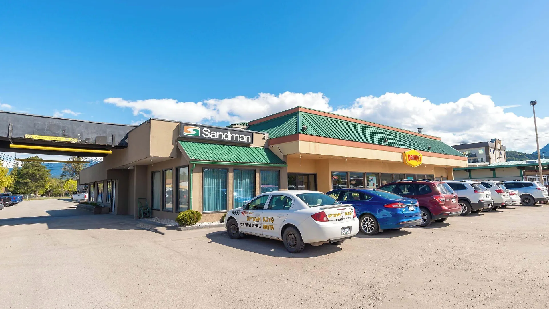 4 Golf Hotels Near Lucky Dollar Bingo Palace Ltd for Active Stays