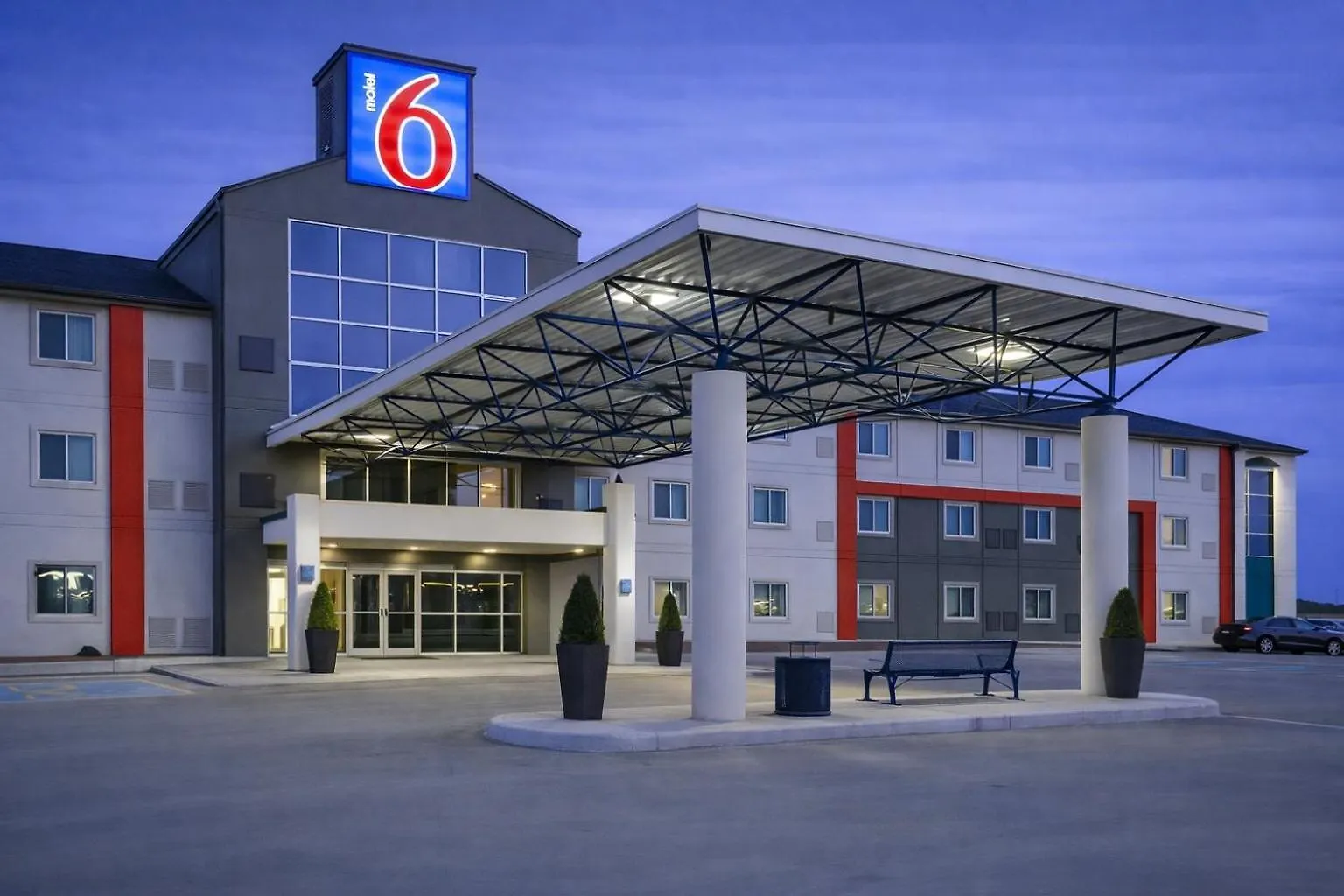 5 Airport Hotels Near Modern Cafe and Billiards Worth Booking