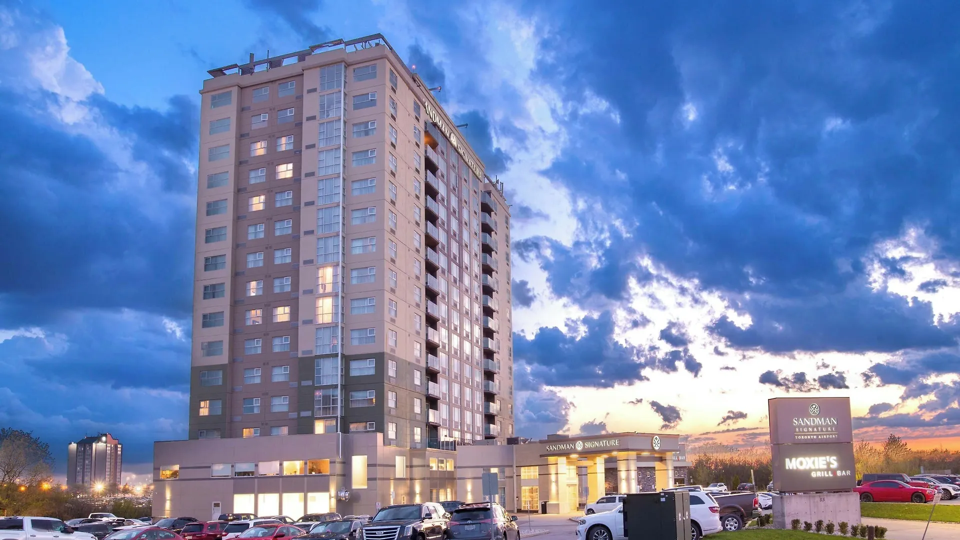 8 Smart Business Hotels Near Toronto Airport Worth Booking