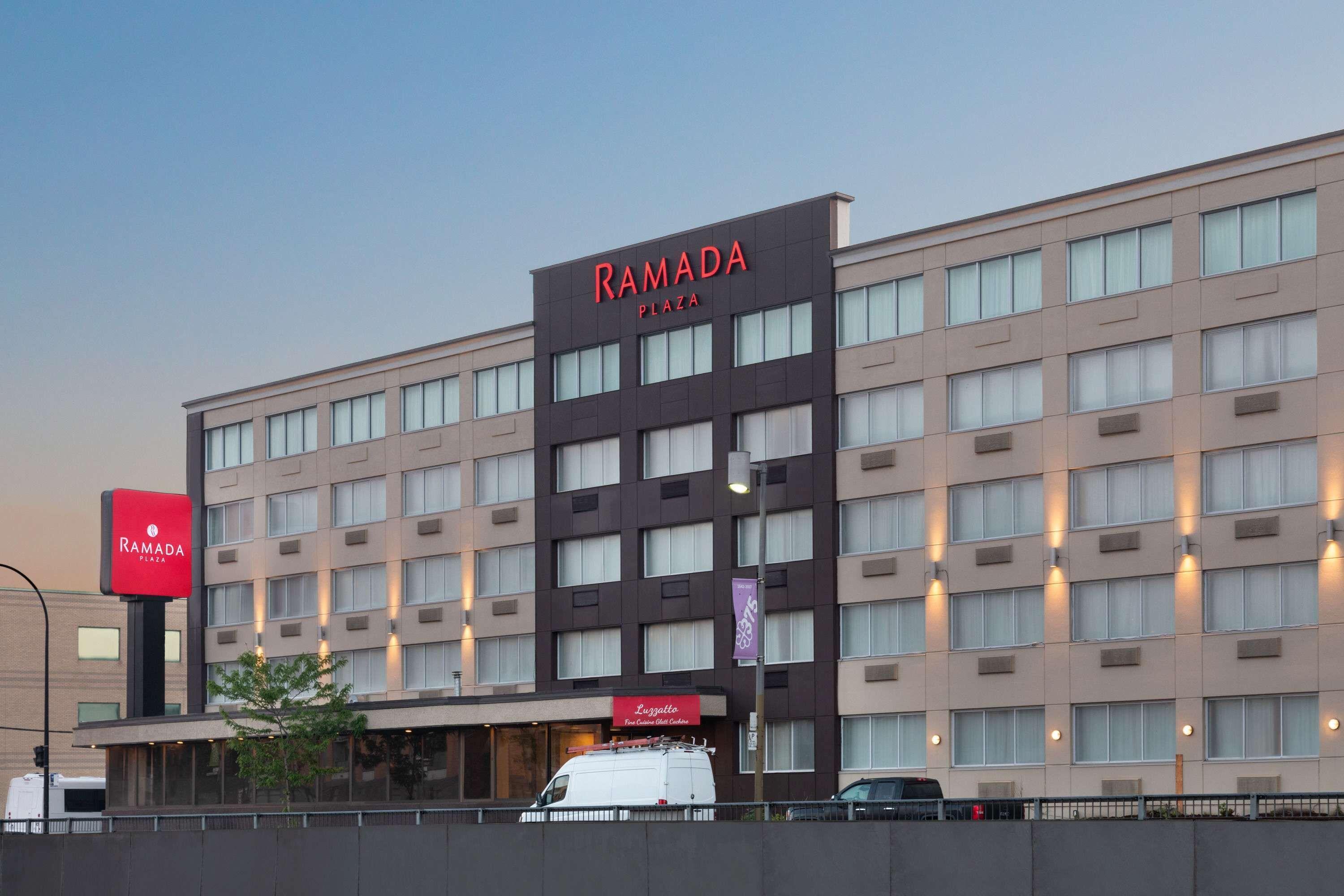 4 Business Hotels Near La Ronde Worth Booking
